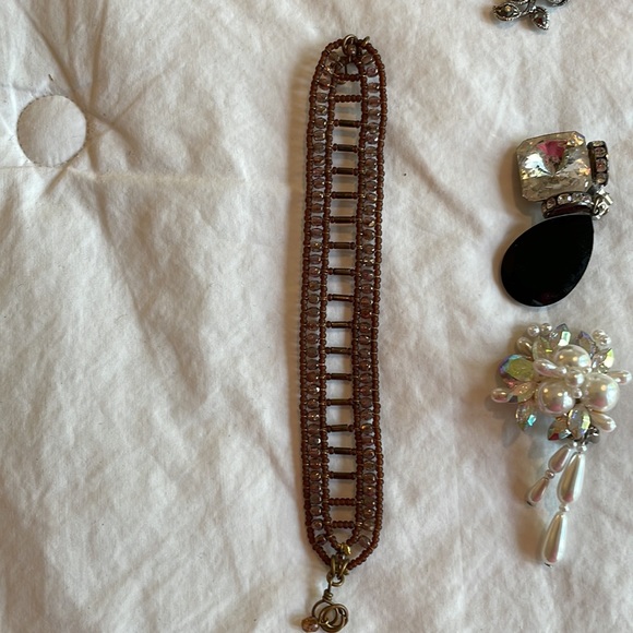 Lot of jewelry.  Broaches, earrings, bracelets, pendants. - Picture 5 of 6